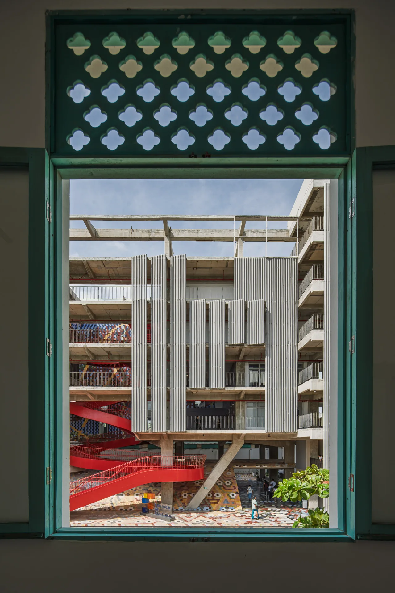 Vista exterior del centro cultural integrado a la acera peatonal de Barranquilla.
